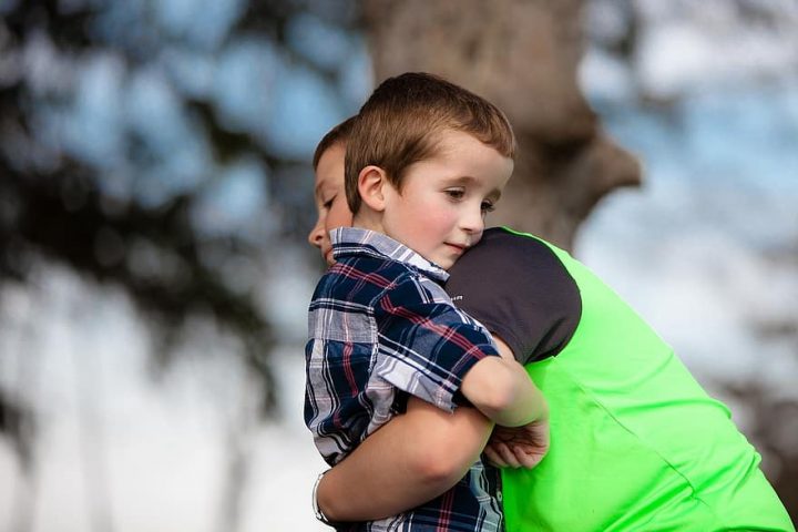 El abrazo de hermano. Es muy importante, ese abrazo que nos recuerda aquél que de niños y jugando, nos dábamos y que surgía de pronto, por la satisfacción de unir nuestros juegos.