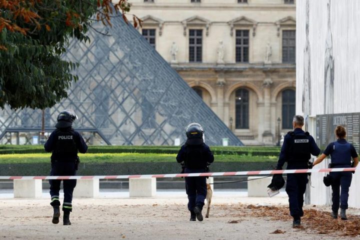 El Museo del Louvre en París cierra temporalmente este sábado sus instalaciones por recibir amenaza de atentado.