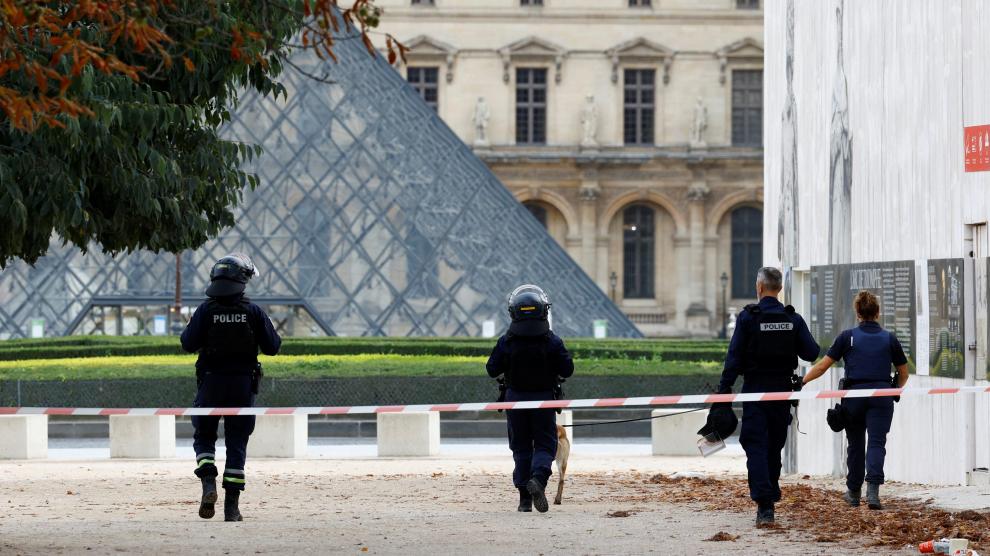 El Museo del Louvre en París cierra temporalmente este sábado sus instalaciones por recibir amenaza de atentado.