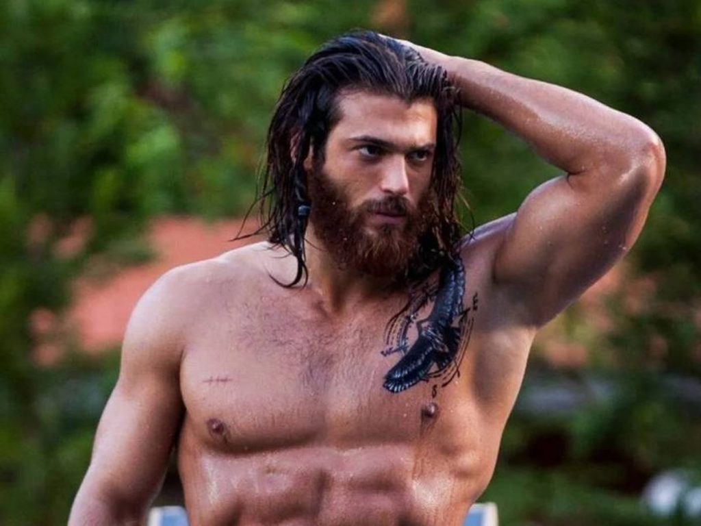 Can Yaman. El apreciado actor turco, Can Yaman, que allanó el camino para otros galanes otomanos en España, se prepara para volver a suelo español después de más de cuatro años de ausencia.