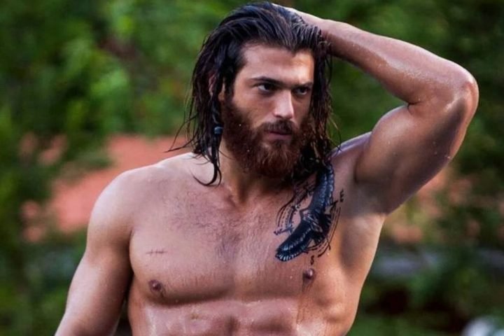 Can Yaman. El apreciado actor turco, Can Yaman, que allanó el camino para otros galanes otomanos en España, se prepara para volver a suelo español después de más de cuatro años de ausencia.