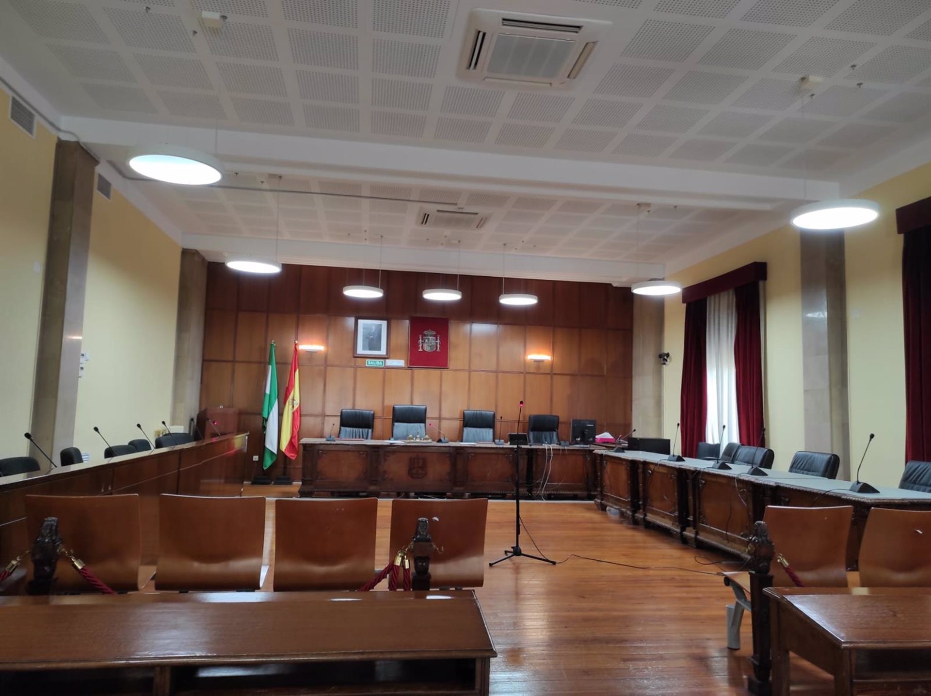 El Tribunal Superior de Justicia de Andalucía (TSJA) reduce la condena de cuatro a tres años de prisión impuesta a un individuo por abusar de la hija de su pareja, una niña de once años.