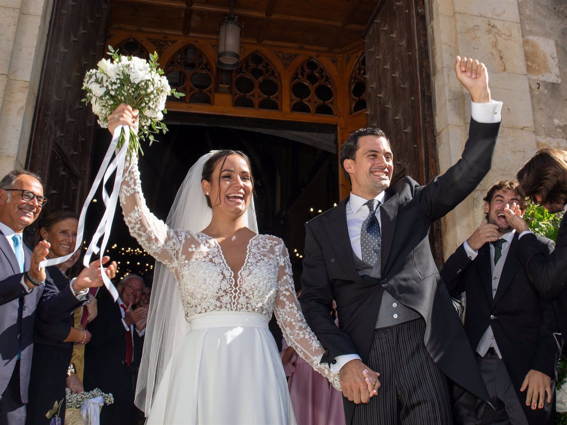 El evento comenzó con una preboda celebrada en un conocido restaurante de Pals, donde los novios lucieron atuendos blancos rodeados de sus seres queridos.