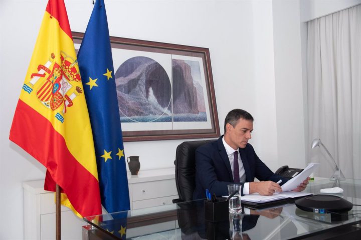 El presidente del Gobierno en funciones, Pedro Sánchez, mantuvo una conversación telefónica este domingo con el general, Aroldo Lázaro.