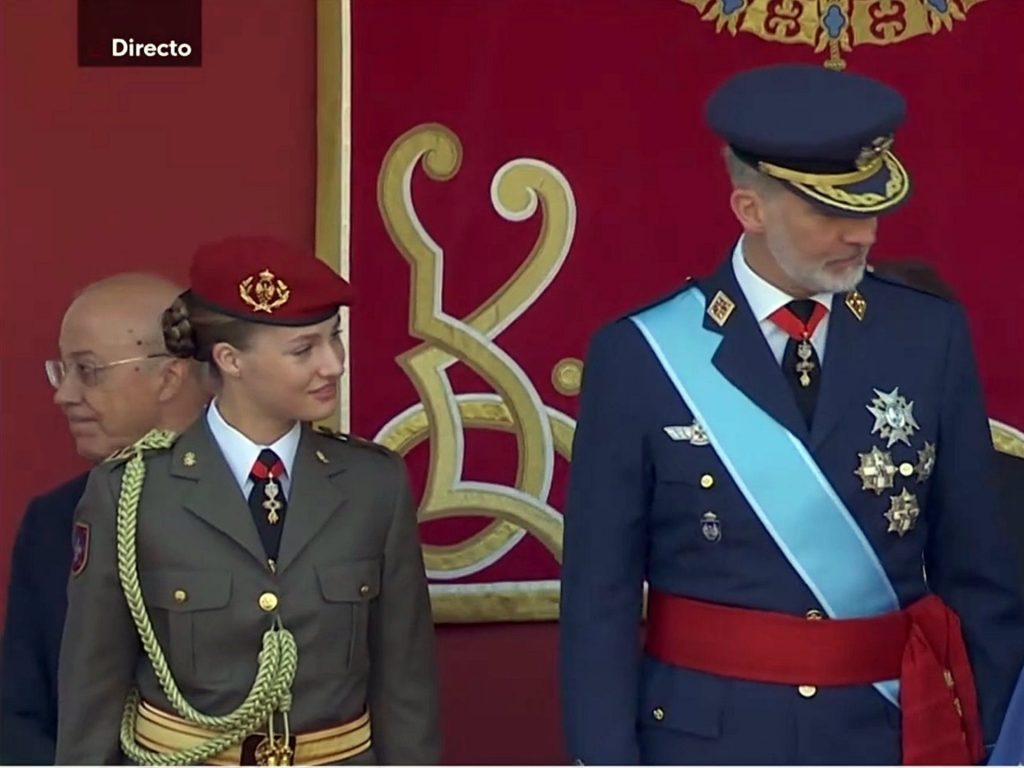 La Princesa Leonor reaparece este jueves junto a los Reyes Felipe VI y Doña Letizia en la plaza de Neptuno.