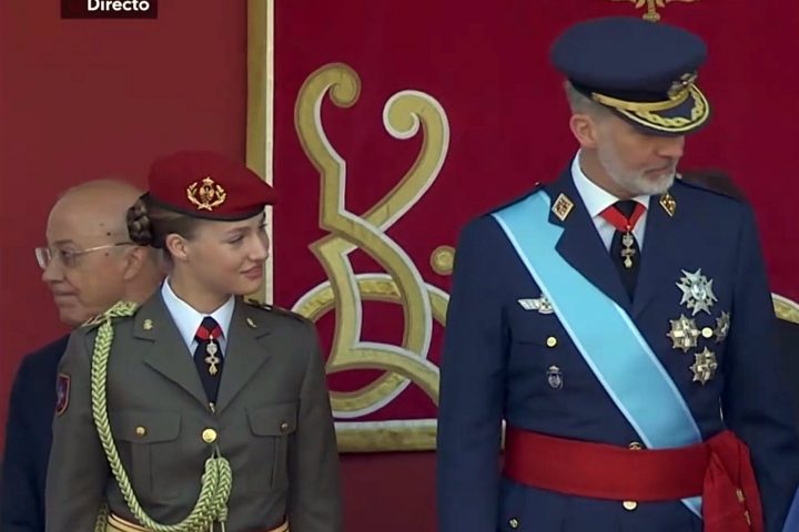La Princesa Leonor reaparece este jueves junto a los Reyes Felipe VI y Doña Letizia en la plaza de Neptuno.