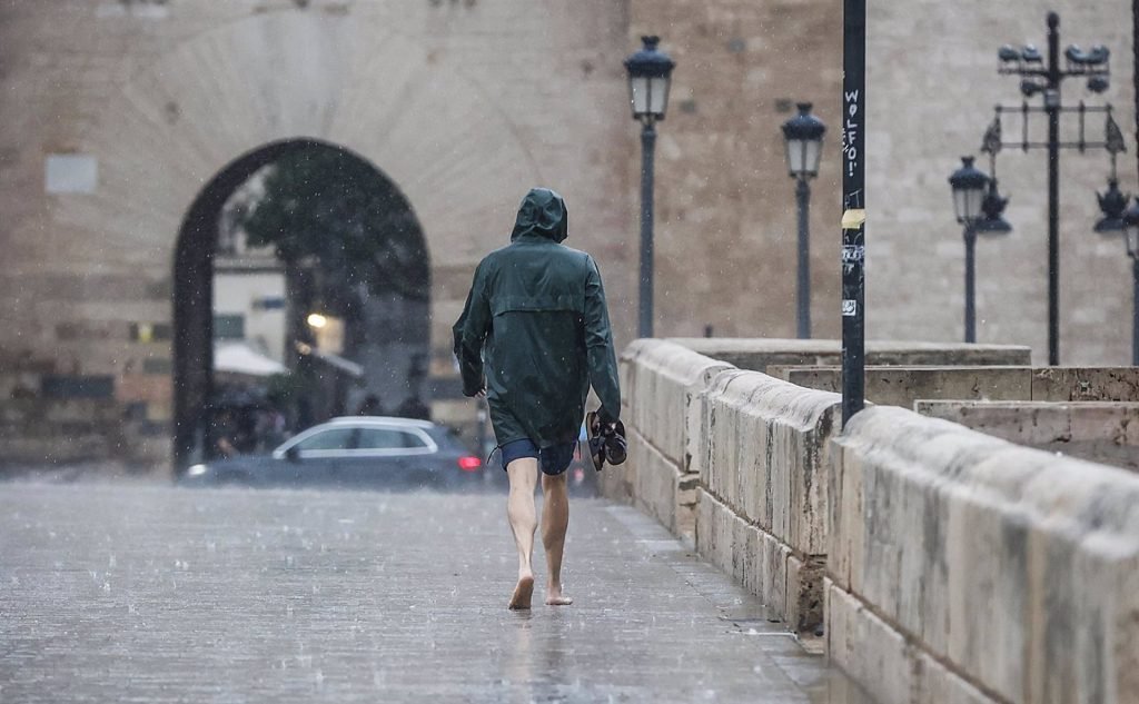 Las precipitaciones y el descenso de las temperaturas son las protagonistas este sábado en la Península. Todo lo contrario ocurre en Canarias.