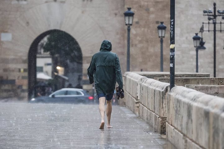 Las precipitaciones y el descenso de las temperaturas son las protagonistas este sábado en la Península. Todo lo contrario ocurre en Canarias.