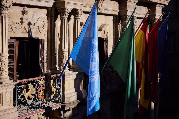 En la fachada del Ayuntamiento de Pamplona, además de las cuatro banderas habituales de Europa, España, Navarra y Pamplona, ondea una quinta, la de Naciones Unidas.