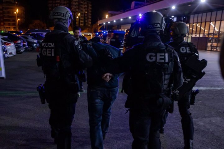 Los Mossos d'Esquadra, Protecció Civil de la Generalitat y Adif han organizado este viernes un simulacro de atentado en la estación de Sants de Barcelona.