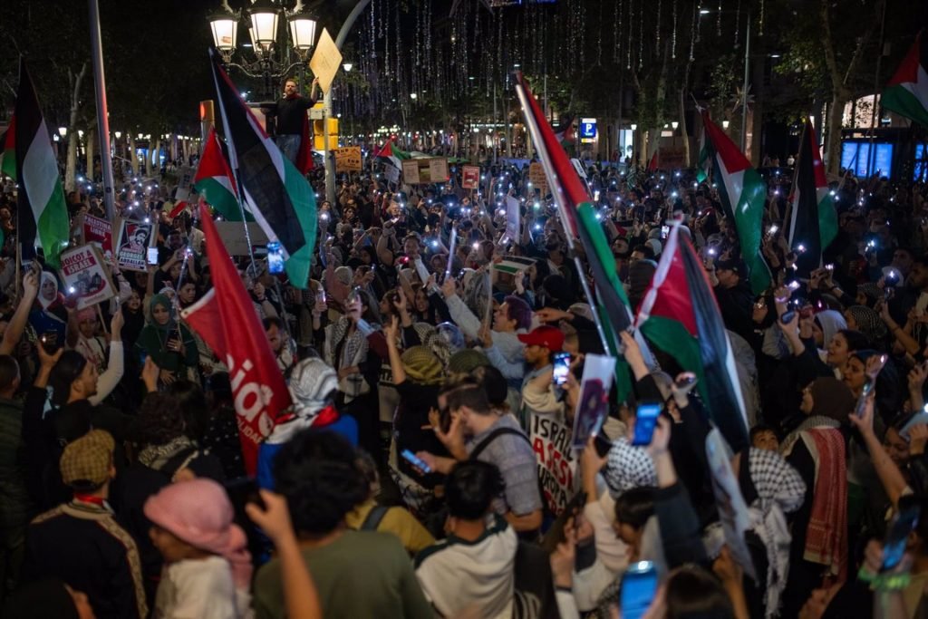 La Guardia Urbana de Barcelona asegura que unas 1.100 personas se manifestaron este sábado en el centro de la ciudad.