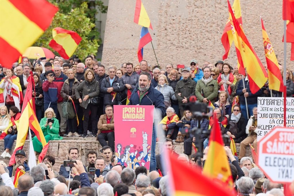 Unas 100.000 personas, según Vox y la delegación del Gobierno, se han dado cita este domingo en la madrileña plaza de Colón.