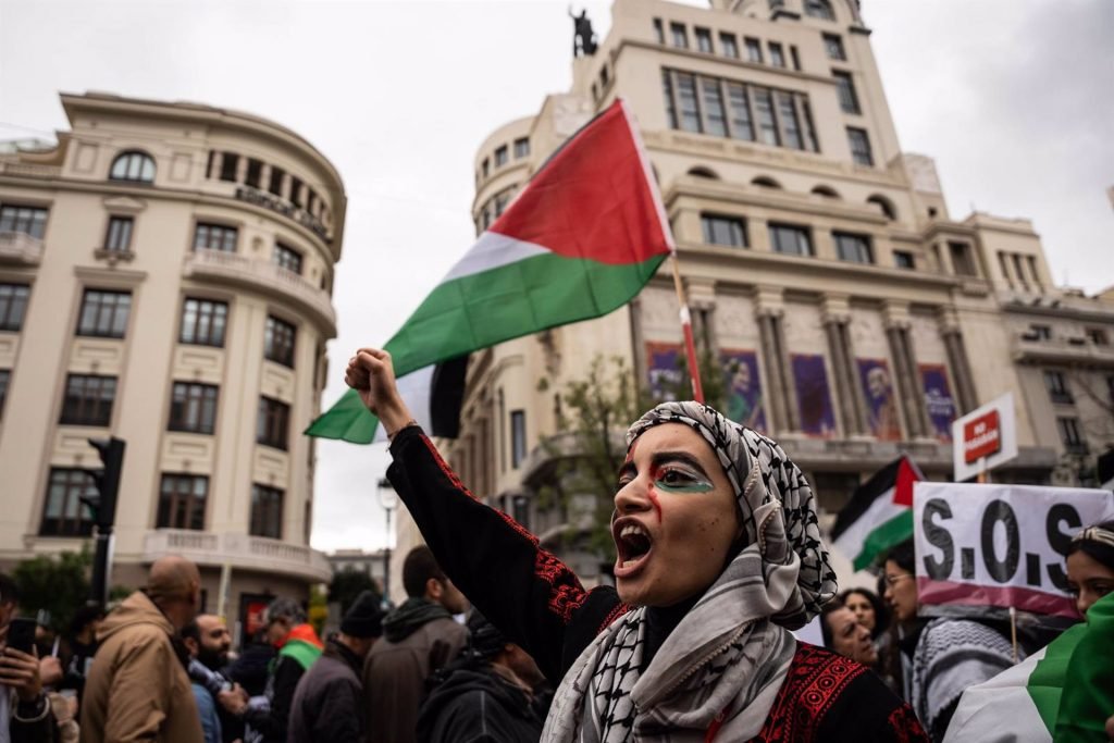 Una mujer con un pañuelo palestino durante una manifestación en apoyo a Palestina