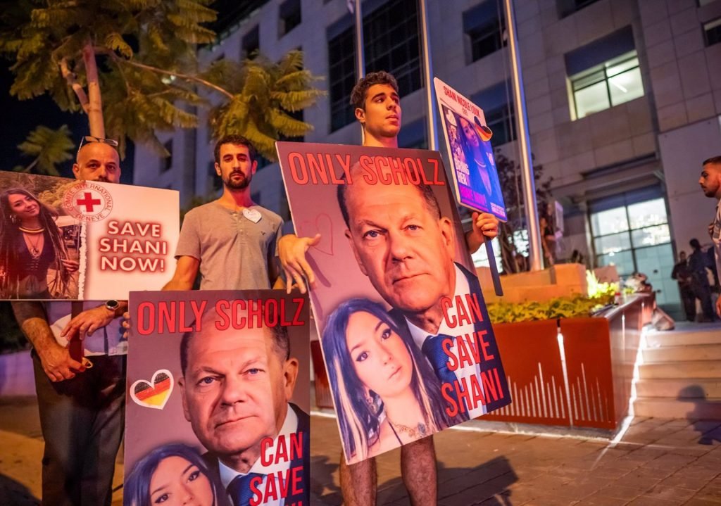 Amigos de Shani Louk, desaparecida tras los ataques de Hamás contra Israel, protestan frente a la Embajada de Alemania en Israel para pedir su liberación.