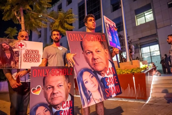 Amigos de Shani Louk, desaparecida tras los ataques de Hamás contra Israel, protestan frente a la Embajada de Alemania en Israel para pedir su liberación.