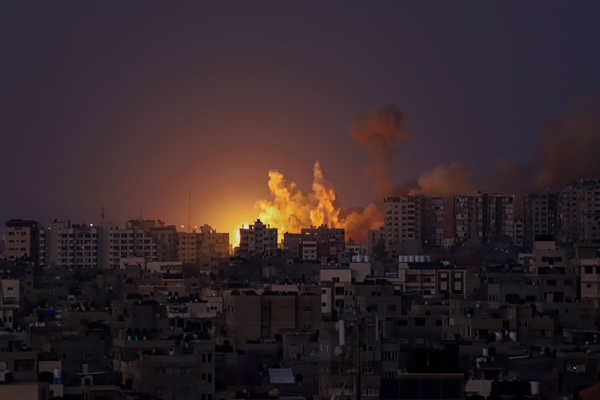 Las autoridades de la Franja de Gaza denuncian "cientos de víctimas" entre muertos y heridos por la ofensiva israelí .