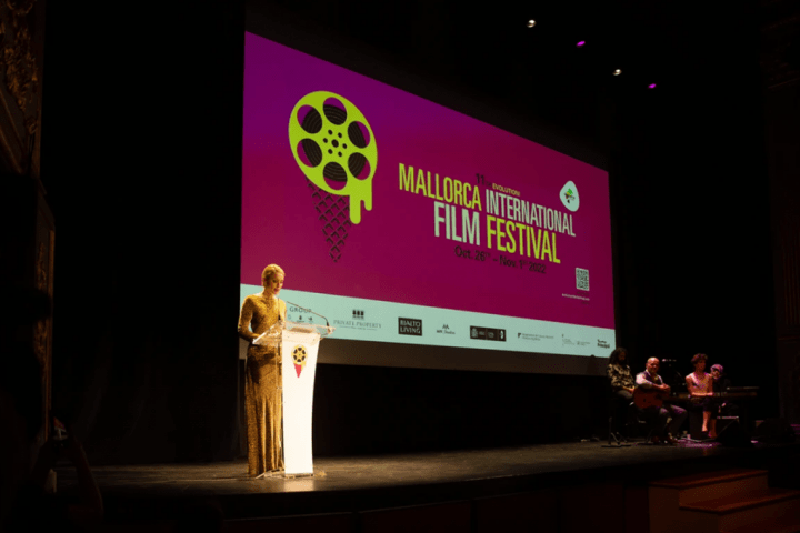 Wim Wenders se lleva el premio al mejor director por Perfect days y La tierra prometida se lleva el premio a la mejor película.