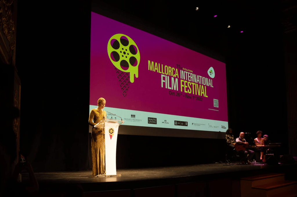 Wim Wenders se lleva el premio al mejor director por Perfect days y La tierra prometida se lleva el premio a la mejor película.