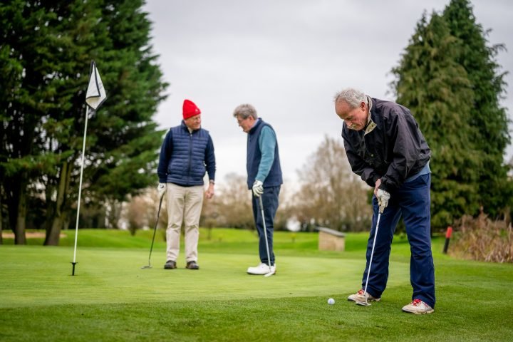 El golf, el senderismo y la marcha nórdica ayudan a mejorar la función cognitiva en los adultos mayores, según un estudio realizado por investigadores de la Universidad de Finlandia Oriental.