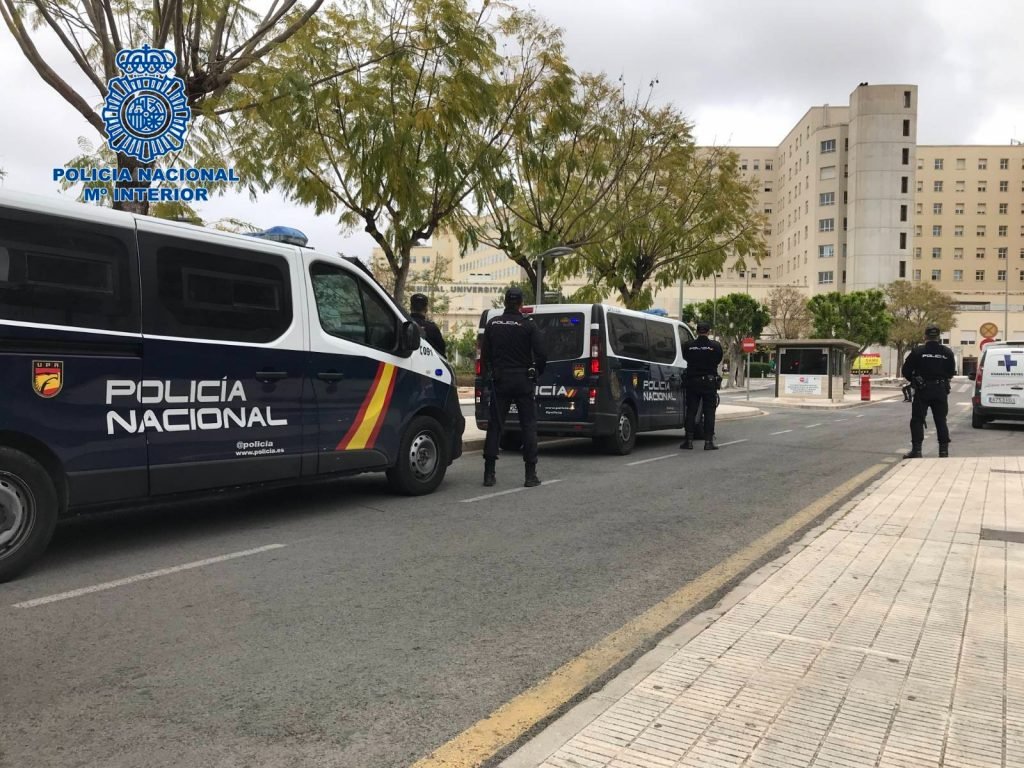 Agentes de la Policía Nacional arrestan en los últimos días a tres personas acusadas de alterar el orden público tras emitir falsos avisos de bomba.