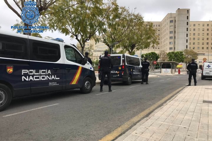 Agentes de la Policía Nacional arrestan en los últimos días a tres personas acusadas de alterar el orden público tras emitir falsos avisos de bomba.