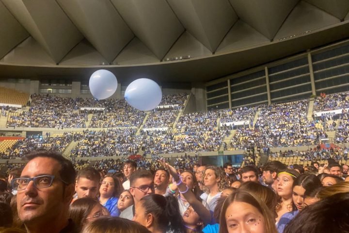 Una marea de fanáticos vestidos de azul se ha apoderado este sábado de la histórica Cartuja de Sevilla. La joven y talentosa artista Aitana cautivó a más de 20 mil almas en un concierto que quedará grabado en la memoria de todos los asistentes.