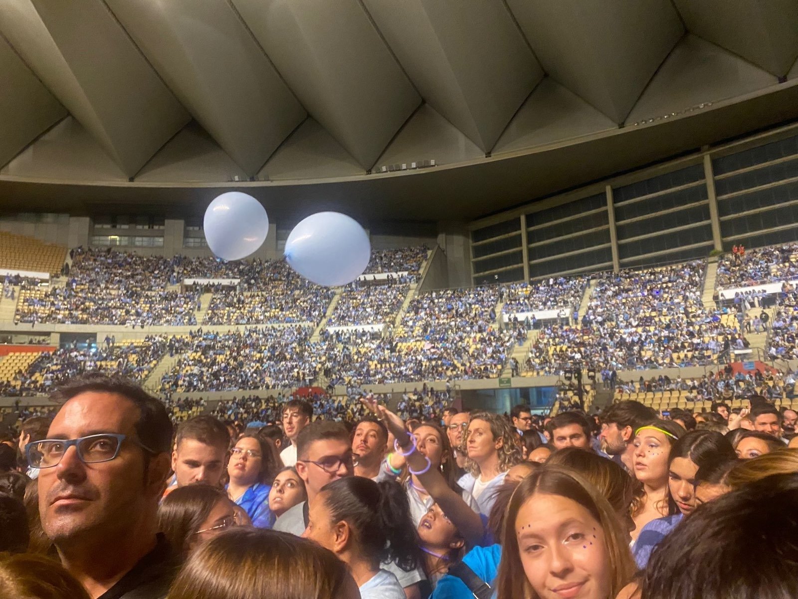 Una marea de fanáticos vestidos de azul se ha apoderado este sábado de la histórica Cartuja de Sevilla. La joven y talentosa artista Aitana cautivó a más de 20 mil almas en un concierto que quedará grabado en la memoria de todos los asistentes.