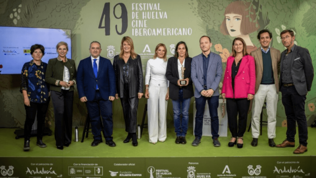 El 49 Festival tuvo lugar en el Salón Iberoamericano de la Casa Colón, donde la directora de Canal Sur, entregó personalmente el galardón.