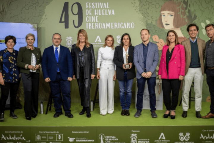 El 49 Festival tuvo lugar en el Salón Iberoamericano de la Casa Colón, donde la directora de Canal Sur, entregó personalmente el galardón.
