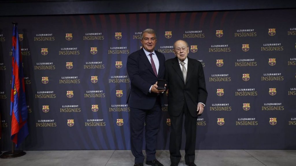 El presidente del FC Barcelona, Joan Laporta, entrega la insignia de oro y brillantes del club al expresidente de la Generalitat de Catalunya, Jordi Pujol