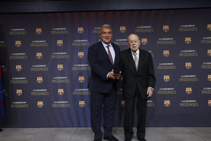 El presidente del FC Barcelona, Joan Laporta, entrega la insignia de oro y brillantes del club al expresidente de la Generalitat de Catalunya, Jordi Pujol