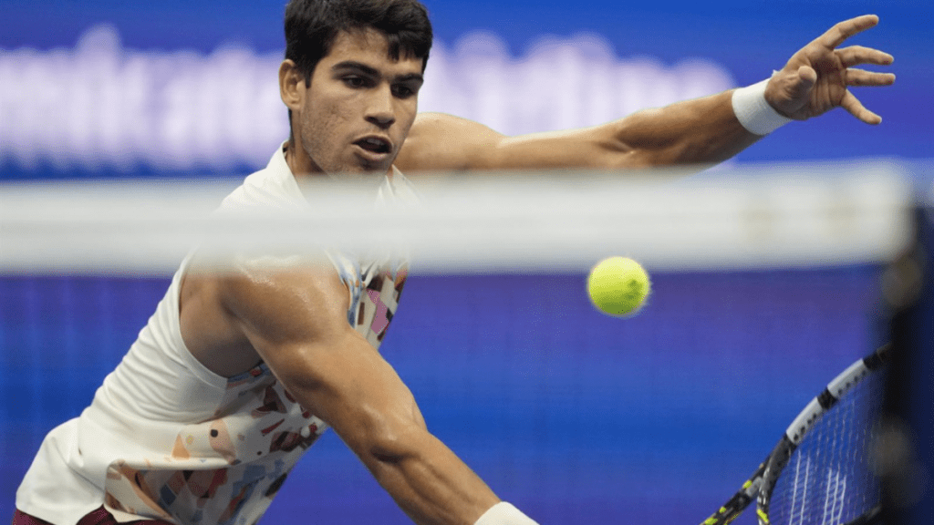 Carlos Alcaraz ha asegurado su permanencia en las finales de la Asociación de Tenis Profesional al lograr su primera victoria.