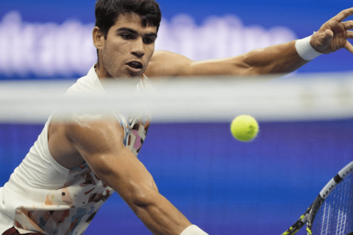 Carlos Alcaraz ha asegurado su permanencia en las finales de la Asociación de Tenis Profesional al lograr su primera victoria.