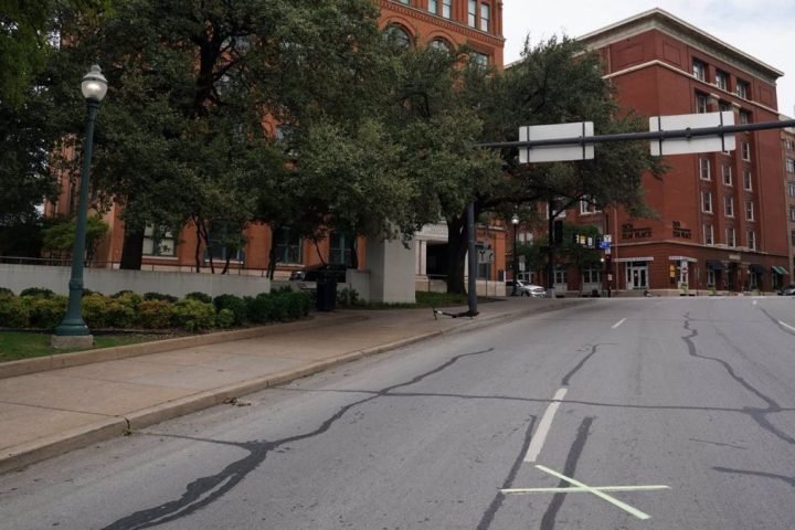 na marca en la calzada señala el lugar de Dallas en el que el presidente John F. Kennedy fue tiroteado en 1963