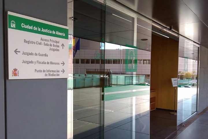 El condenado agredió al dueño del local antes de escapar del establecimiento con 150 euros de la recaudación de la jornada