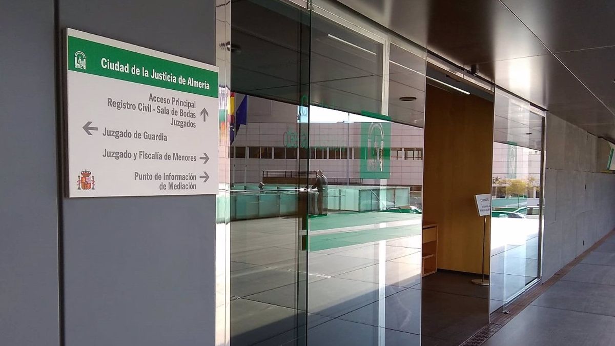 El condenado agredió al dueño del local antes de escapar del establecimiento con 150 euros de la recaudación de la jornada