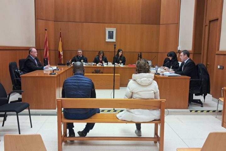 Juicio a un supuesto vidente acusado de abusar sexualmente de una mujer una veintena de veces y de presuntamente estafarle 362.000 euros.