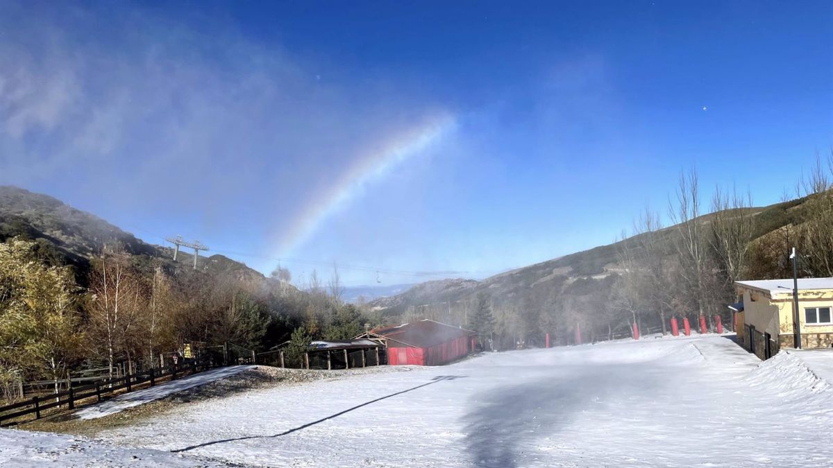 Entorno de Sierra Nevada con un cañón de nieve funcionando