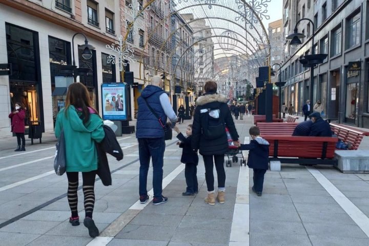 Una familia con niños pasea por las calles de Oviedo durante la Navidad de 2021