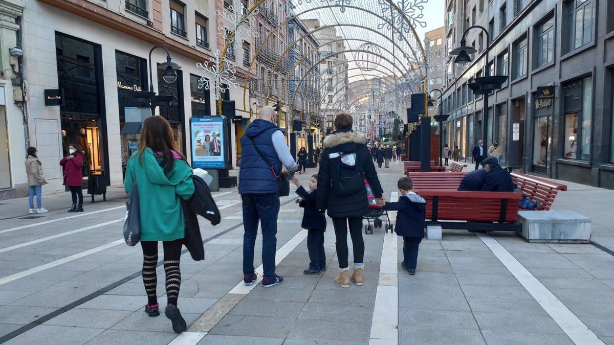 Una familia con niños pasea por las calles de Oviedo durante la Navidad de 2021