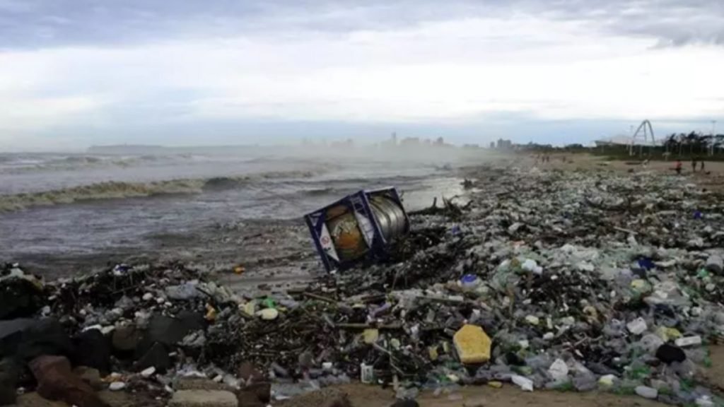 Basura depositada en la playa por la marea