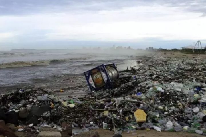 Basura depositada en la playa por la marea