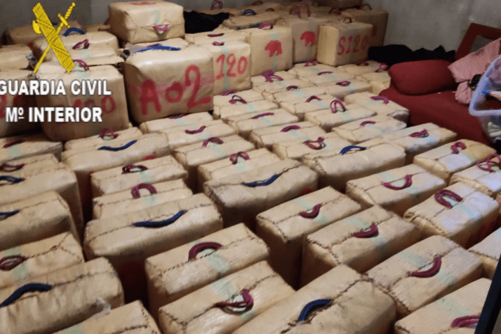 La Guardia Civil desmantela en Aznalcázar (Sevilla) una banda criminal a la que ha decomisado un cargamento de 4.430 kilos de hachís.