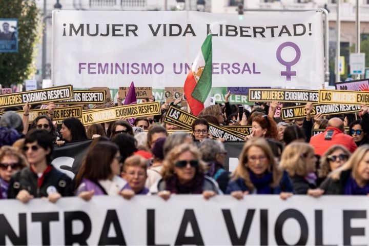 Decenas de personas durante una manifestación por el 25N