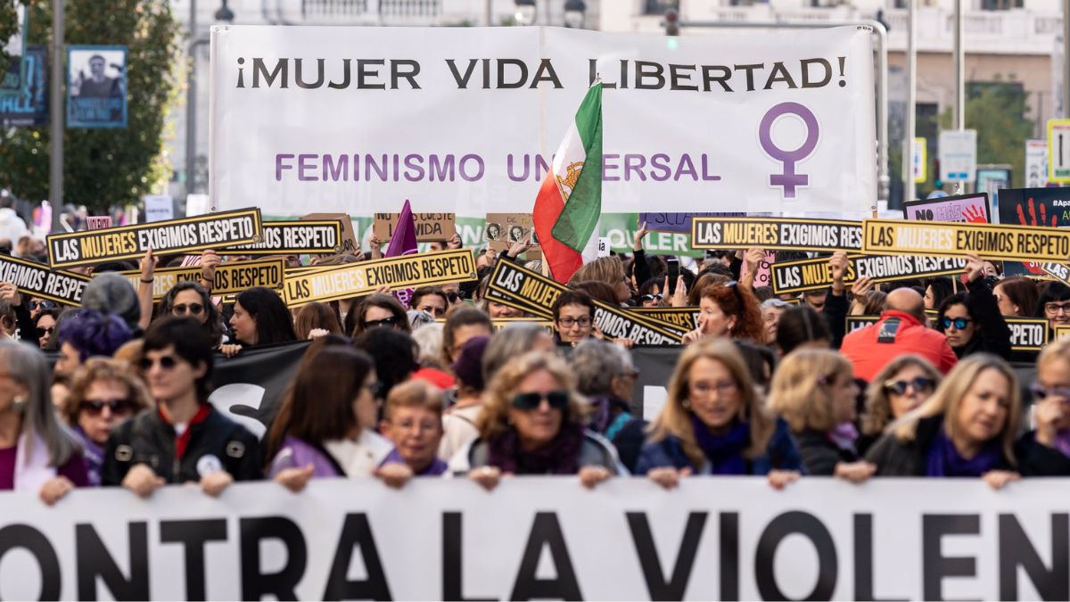 Decenas de personas durante una manifestación por el 25N