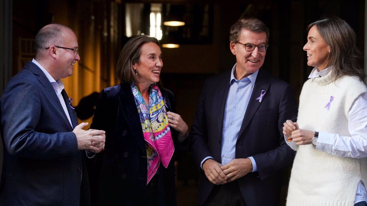 El líder del PP, Alberto Núñez Feijóo, junto a la secretaria general del PP, Cuca Gamarra, el futuro portavoz en el Congreso, Miguel Tellado, la futura vicesecretaria de Organización, Carmen Fúnez