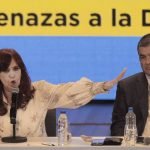 La vicepresidenta de Argentina, Cristina Fernández, junto al expresidente ecuatoriano Rafael Correa
