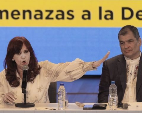 La vicepresidenta de Argentina, Cristina Fernández, junto al expresidente ecuatoriano Rafael Correa