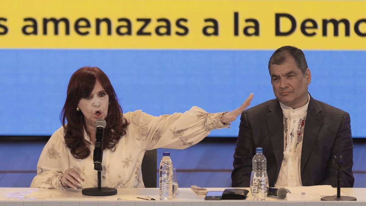 La vicepresidenta de Argentina, Cristina Fernández, junto al expresidente ecuatoriano Rafael Correa