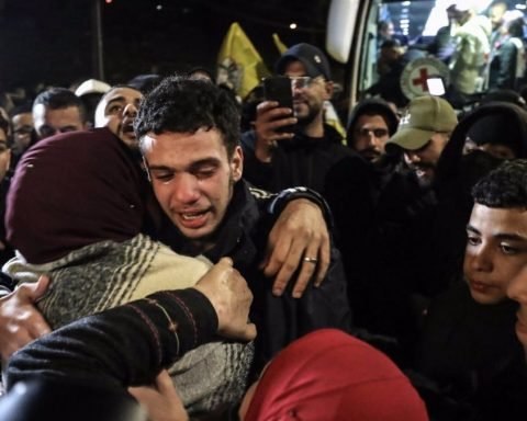 Un joven palestino liberado como parte del interncambio de prisioneros y rehenes entre Israel y Hamás